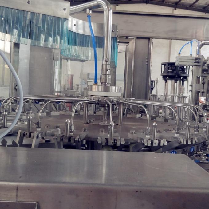 2016の新しい設計オートマット ビールは/小さい工場のための飲料の充填機を炭酸塩化しました