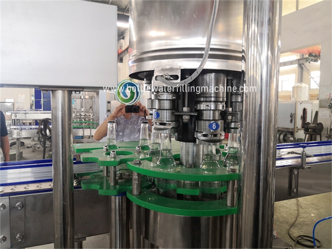 等圧炭酸飲み物の生産ライン、炭酸びん詰めにする装置の調節可能な速度 2