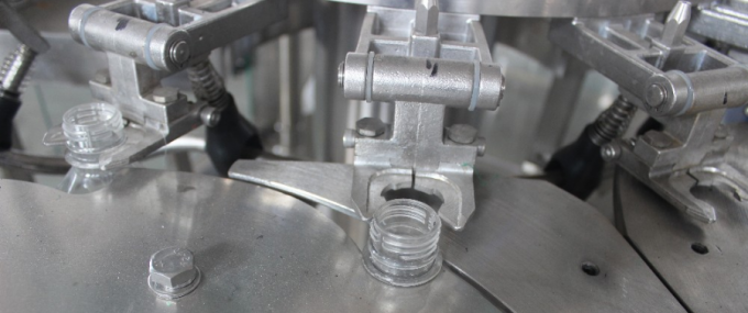 Monoblockのフルーツ ジュースの生産のための自動純粋な液体のびんの充填機3 1 3